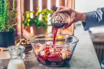 Rotwein-in-eine-Schüssel-geben