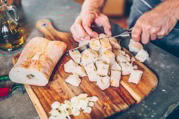 Ciabatta In Wuerfel Schneiden