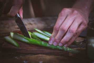 Gruenen Spargel Schneiden