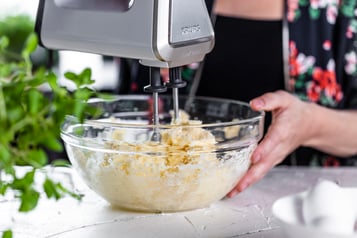 Kuchenteig für Nusskuchen mit dem KRUPS Handrührgerät anrühren