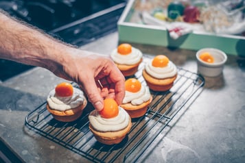 Oster Muffins Mit Aprikose Aprikosen Auf Muffins Verteilen