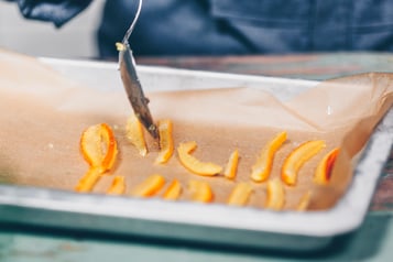 Kandierte Orangenschalen auf Backblech