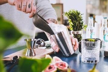 Eis in den Shaker geben und shaken bis eine feine Eisschicht entsteht.