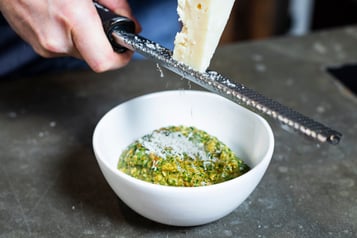 Pesto alla trapanese mit Pecorino abschmecken