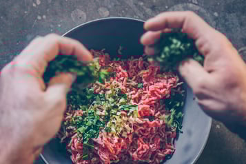 Hackfleisch-mit-Petersilie-und-Knoblauch-vermischen