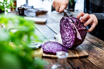 Rotkohl in Scheiben schneiden