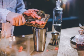 Melonenstücke in den Shaker geben