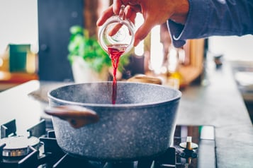 Mit-Rotwein-ablöschen