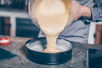 Teig für Torta all'arancia wird in eine Springform gegeben
