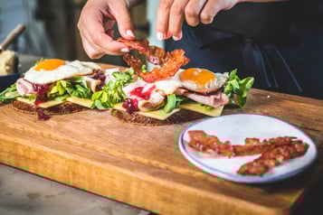 Strammer Max Deluxe Brot Mit Speck Belegen