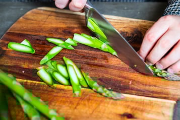 Spargel schräg schneiden