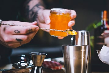 Zutaten in den Shaker geben und rühren bis sich die Marmelade aufgelöst hat.