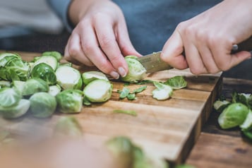Frischen Rosenkohl Halbieren