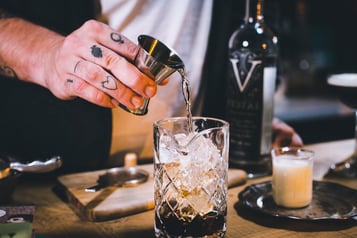 Wodka für den White Russian in ein Rührglas füllen.