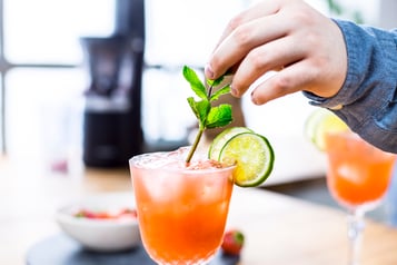 Gin Fizz Mit Minze Dekorieren