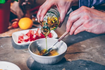 Burrata Auf Rucolasalat Mit Parmaschinken Dressing Anrühren