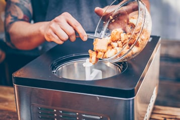 Tiramisu Eis Zutaten In Die Eismaschine Geben