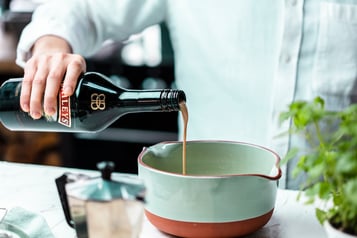 Baileys The Original Irish Cream wird in eine türkise Schüssel gegeben.