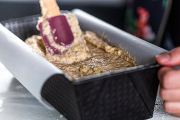 Nusskuchenteig in Form füllen