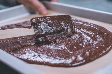 Milchschnittenteig Auf Blech Verteilen