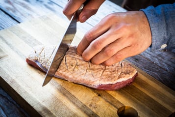 Frische Entenbrust Einritzen