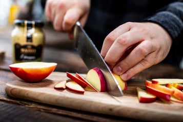 Apfel in feine Scheiben schneiden.