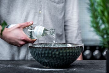 Dem Zitronenkuchenteig wird Mineralwasser hinzugegeben.