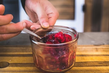 Fruchtiges Porridge Mit Mandeln Himbeeren Mit Marmelade Vermengen