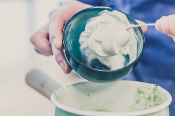 Grüne Radieschensuppe Schmand Unterrühren