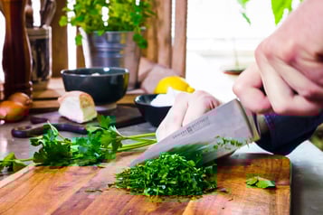 Petersilie wird für Tortellini gehackt