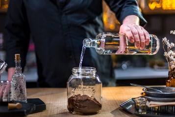 Wodka Cocktail Mit Kaffee Infusion Wodka Und Kaffee In Ein Verschließbares Gefäß Geben Step1