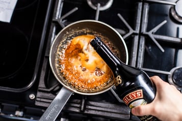 Zu der Karamellsauce wird Baileys The Original Irish Cream hinzugegeben.