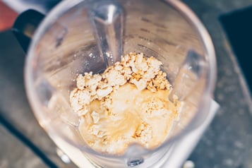 Cashewkerne häckseln mit Eigenfett.
