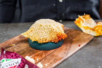 Geschmolzenen Parmesan über Schüssel stülpen