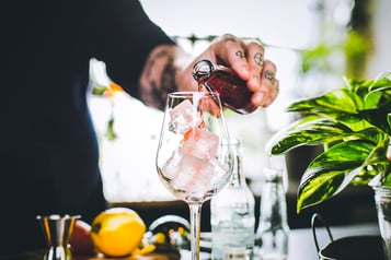 Sanbitter wird für den Virgin Testarossa in ein Glas gegeben.