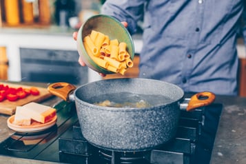 Pasta-in-kochendes-Wasser-geben