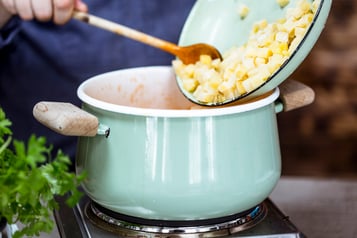 Surf-n-Turf-Suppe - Steckrüben zufügen