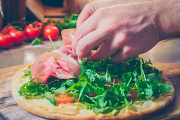 Pizzolo-mit-Parmaschinken-und-Rucola-belegen
