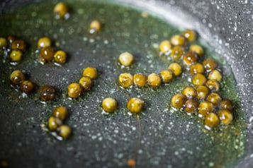 Grüner Pfeffer wird angebraten