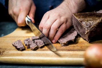 Fleisch in mundgerechte Stücke schneiden