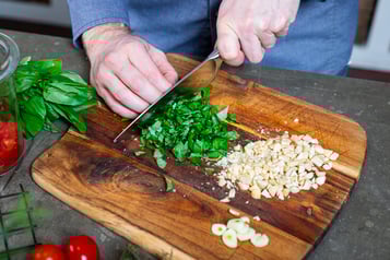 Basilikum für Pesto alla trapanese zerhacken