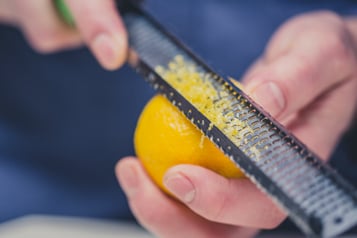 Zitronen Kräuter Sauce Zitronenschale Abreiben