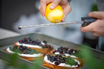 Briochee Mit Beeren Anrichten
