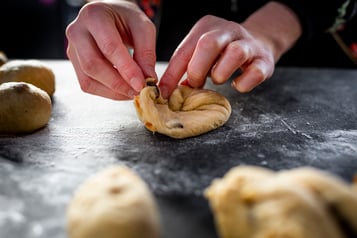Ränder der Hot Cross Buns zur Mitte formen.