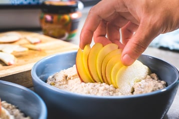 Bircher Müsli mit Apfelscheiben
