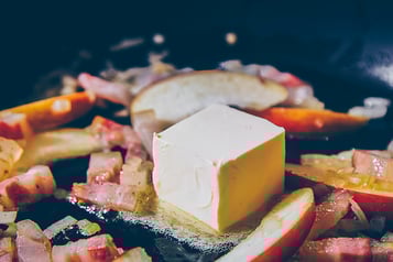 Apfel-Speck-und-Zwiebeln-in-Butter-anschwitzen