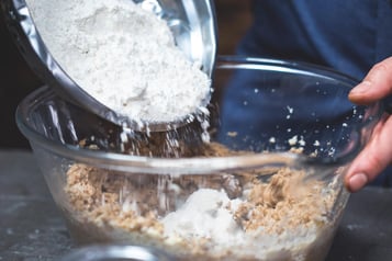 Mehl zum Teig für die Linzer Torte zufügen