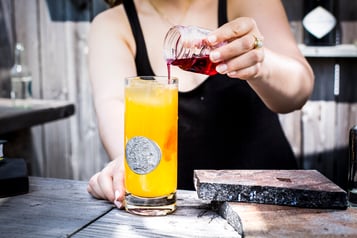 Grenadine langsam hinzufügen
