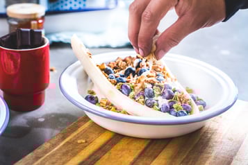 Bananen Split Mit Granola Granola Und Kokoschips Auf Banane Verteilen