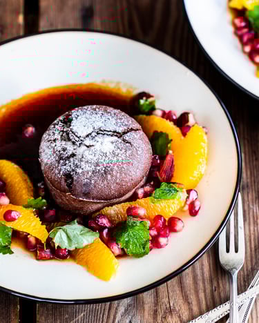Schokoküchlein mit Averna-Karamellsauce und Orangensalat